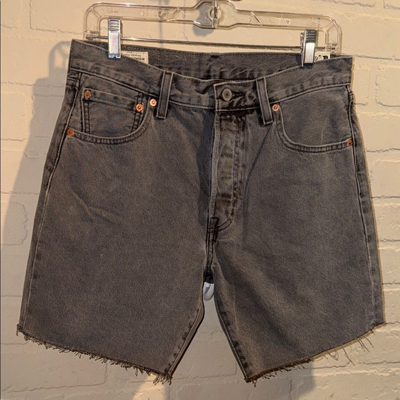 Levi’s Jean shorts frayed distressed gray NEW 501 93 size 31 denim cotton - Picture 2 of 7